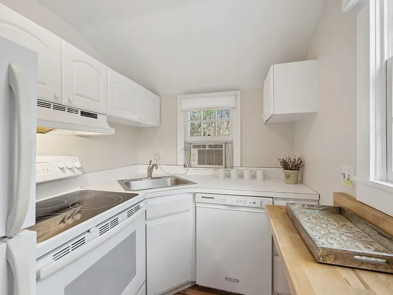 31 Wainscott Stone Rd — Photo 17