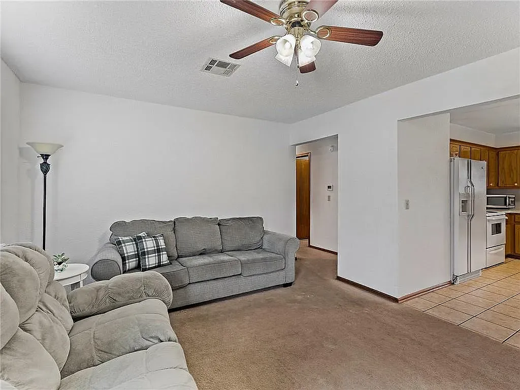 3 bed, 952 sqft, $1,400 — Photo 3