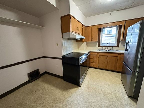 5th image of 452 Allenford St