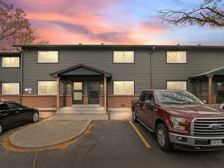 Experience urban living in this stylish townhouse, perfectly located and beautifully designed.