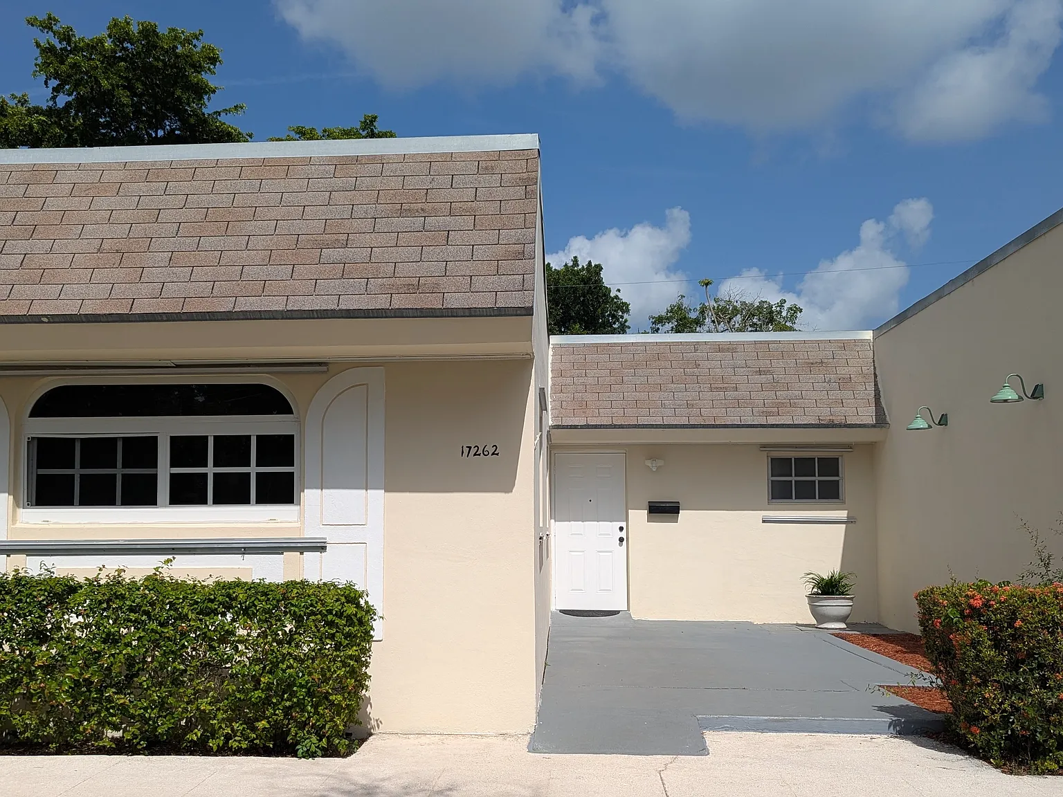 1 bed, 1.5 bath, 924 sqft, $1,900 — Photo 1
