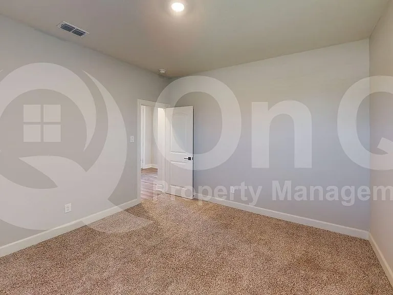 904 Emerson Dr — Photo 14