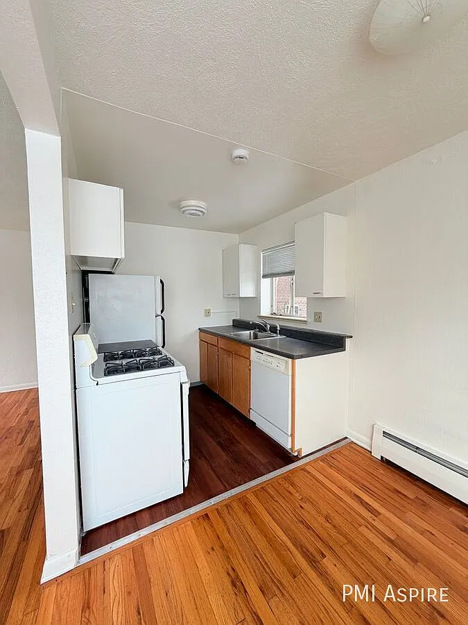 Extremely Affordable Short Term 3-6 Month Lease Available! Spacious Top Floor 1 Bed, 1 Bath near ... — Photo 2