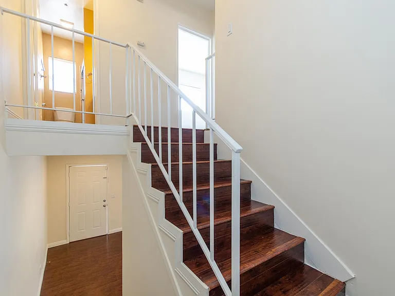 2737 Montrose Ave #105 — Photo 5