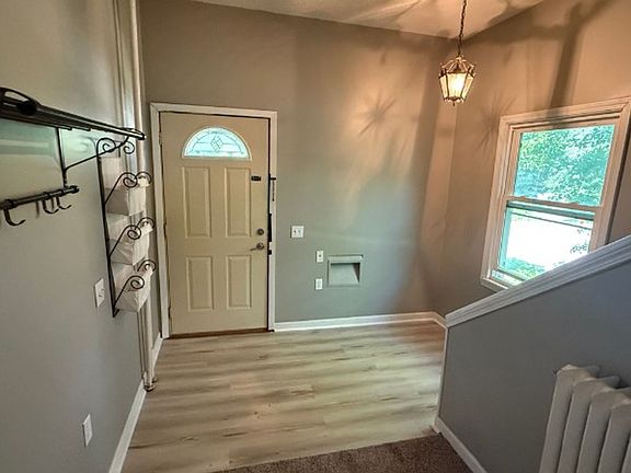 4th image of 2219 Como Ave