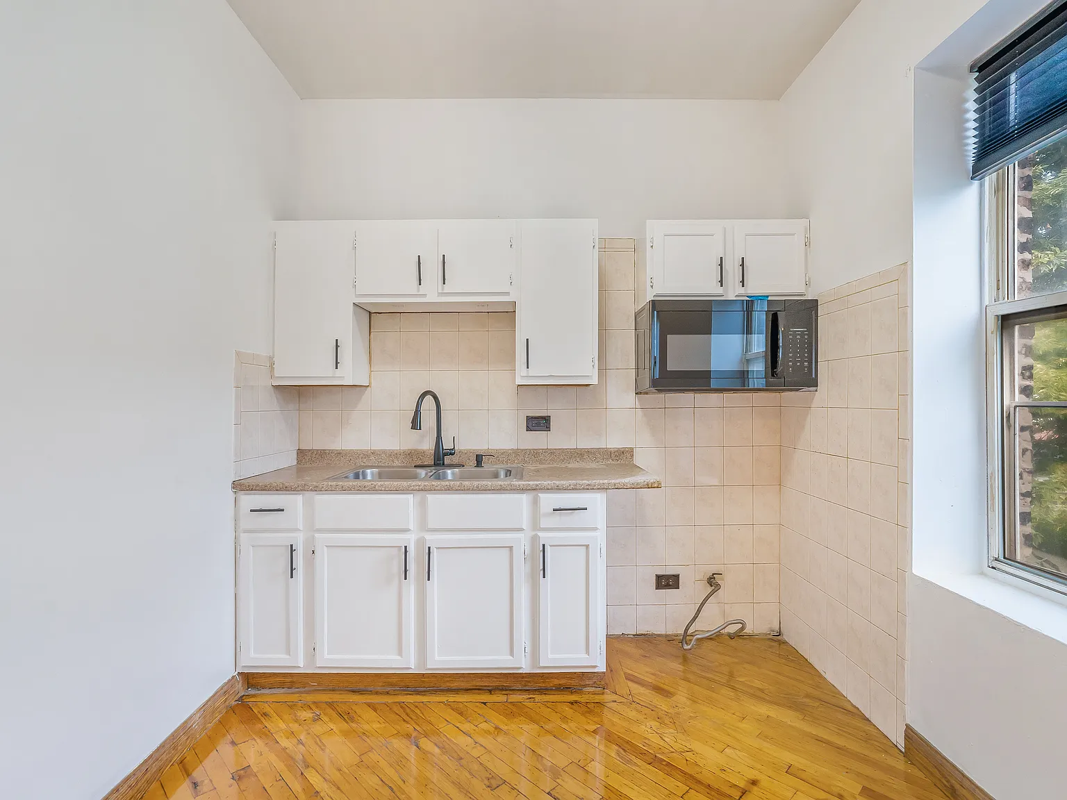 2 bed, 1300 sqft, $1,599 — Photo 4