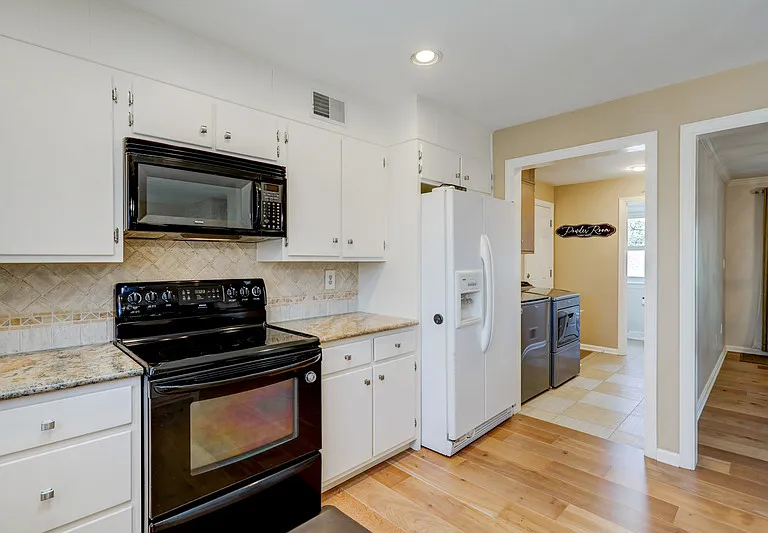 1827 Larchmont Ln — Photo 25