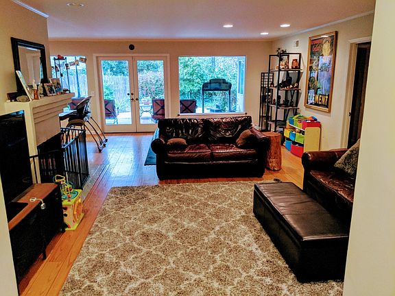 3rd image of 211 Lexington Dr