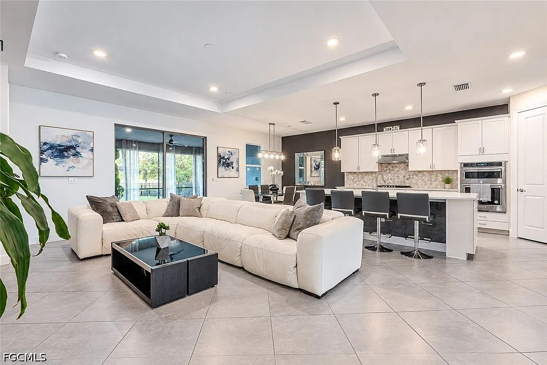 4 bed, 3.0 bath, 2513 sqft, $4,600 — Photo 2