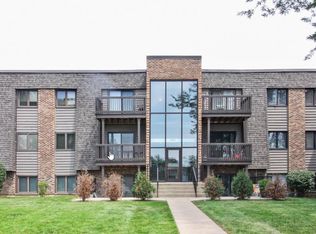 1480 Stonebridge Cir, Wheaton, IL 60189