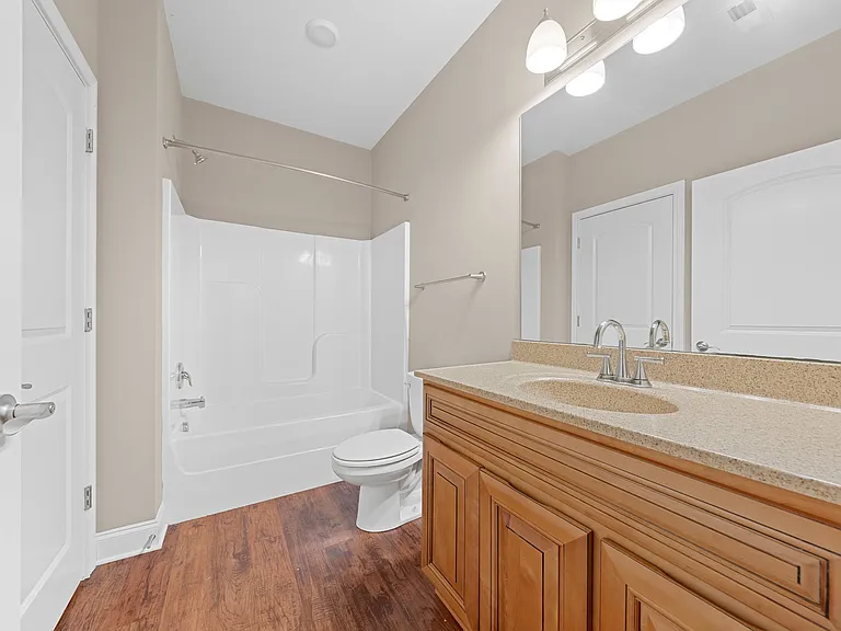 Mount Victor Olde Towne Luxury Apartments — Photo 64