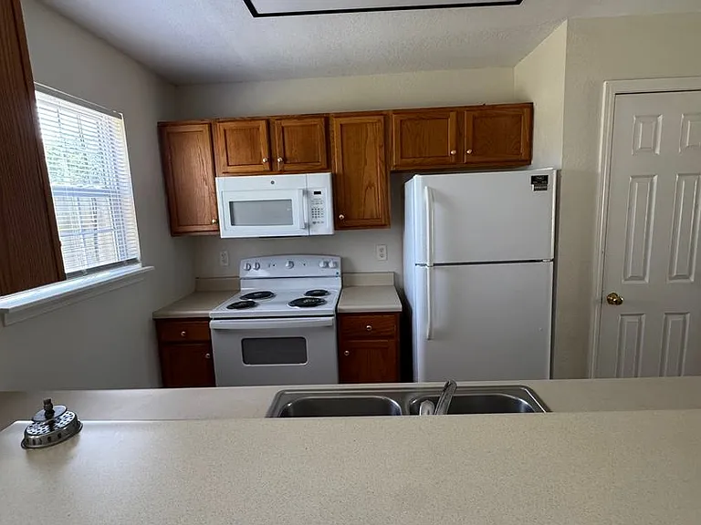 2681-2683 E Oakbrook Dr — Photo 5