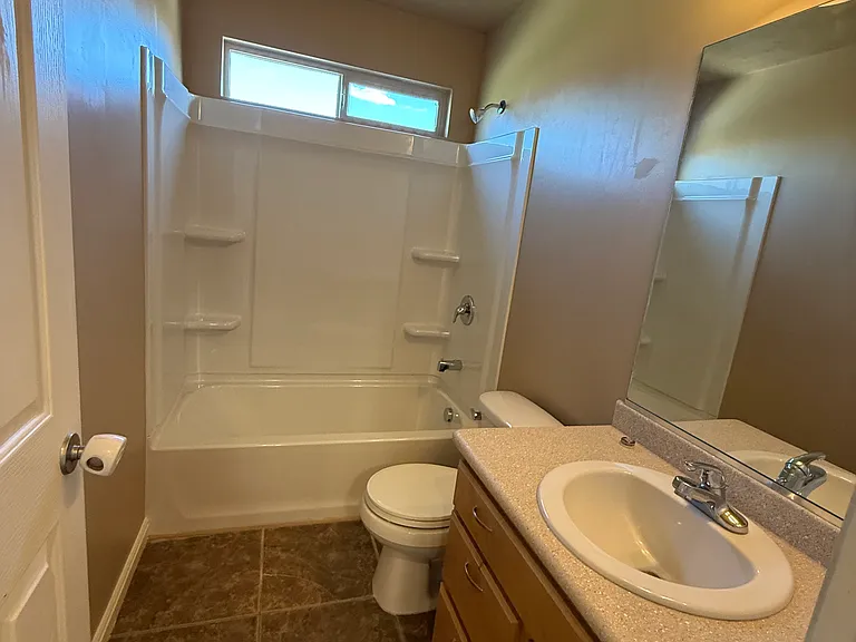Upstairs Full Bathroom