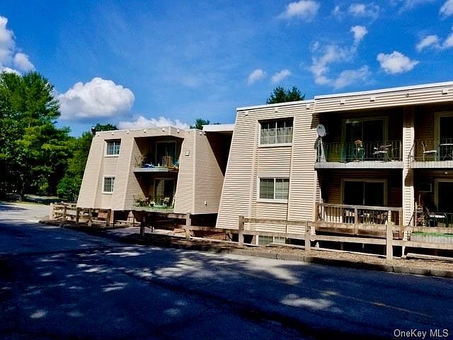 1st image of 221 Fox Run Ln