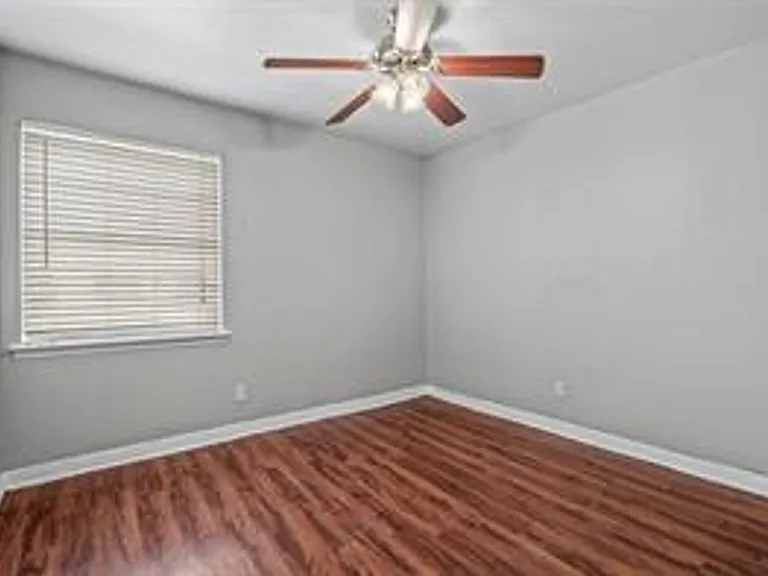 Ennis Place Apartments: Leasing Specials! Great location & Upgrades! — Photo 25