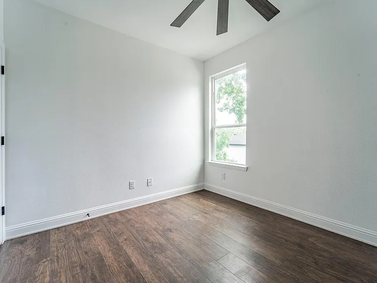 1301 Compton St — Photo 14