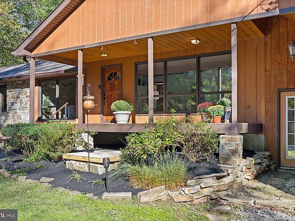 2nd image of 2665 Thompson Dr
