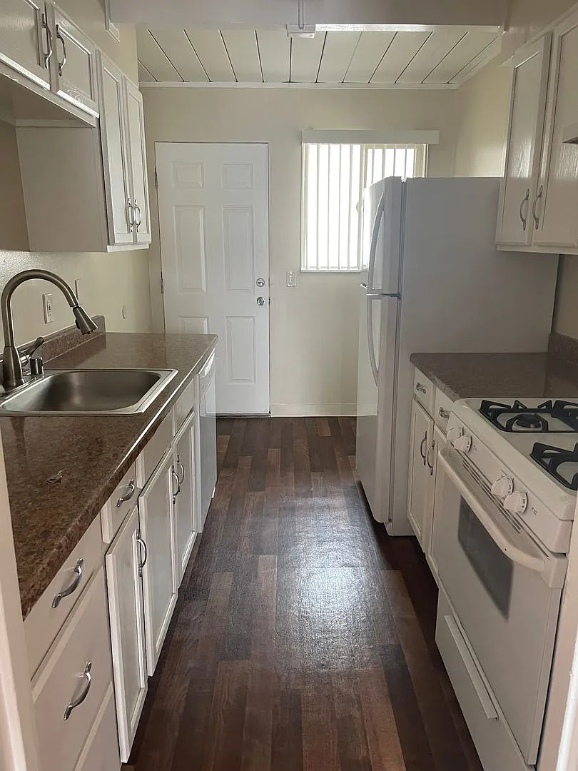 435 Walnut — Photo 2