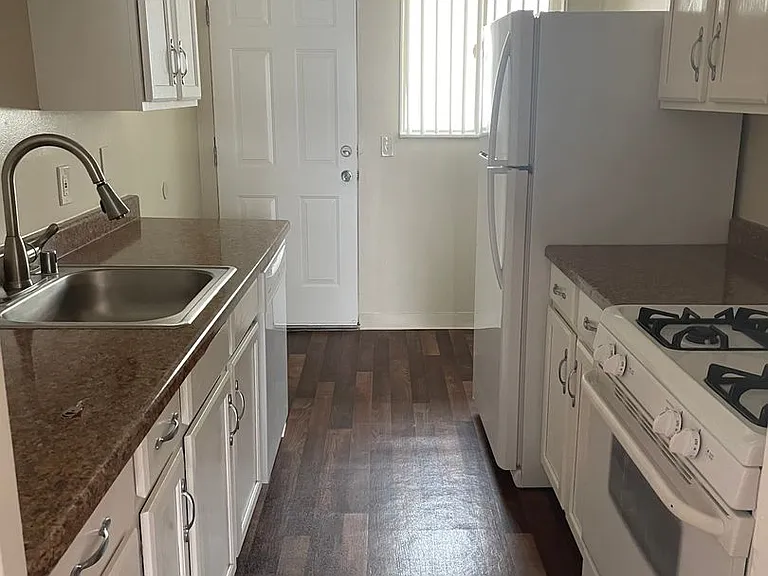435 Walnut St — Photo 2