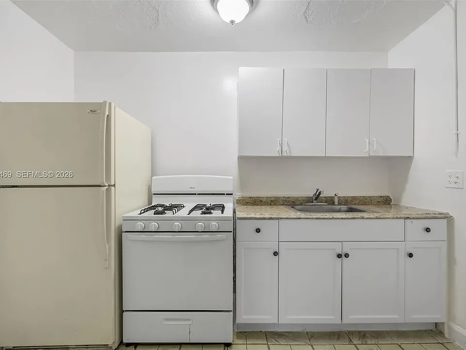 126 SW 18th Ave #4