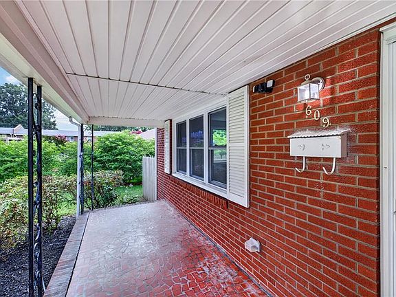 4th image of 609 Crystal Ave