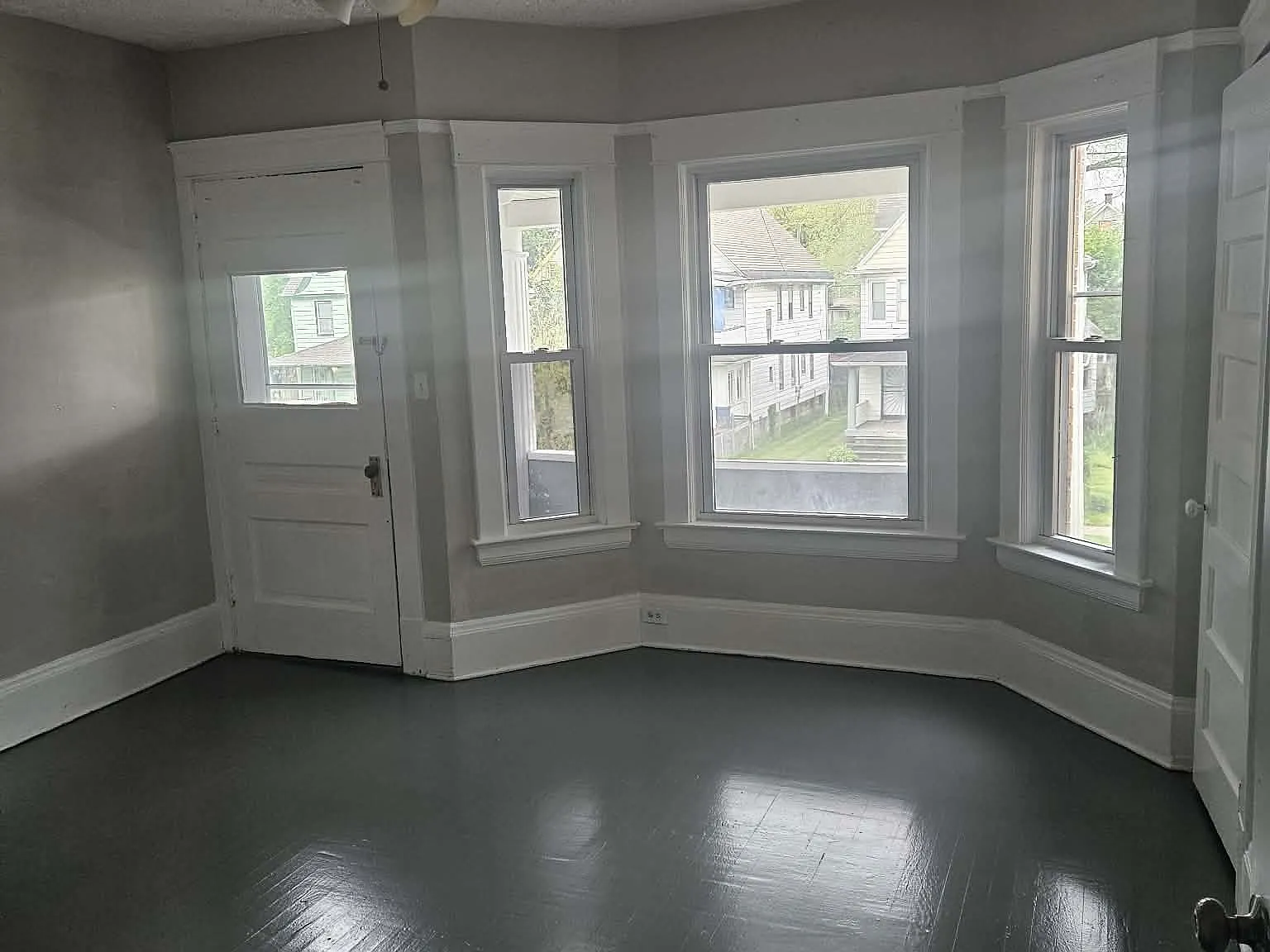 3 bed, 1200 sqft, $1,100 — Photo 2