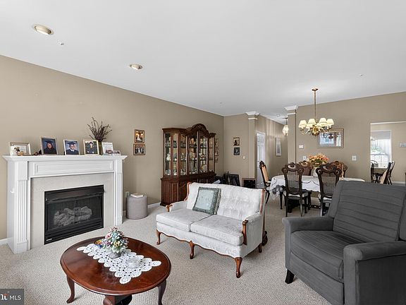 3rd image of 8 Stuart Dr #8