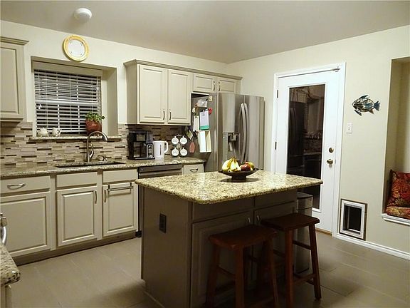 2nd image of 2118 Carnation Ct