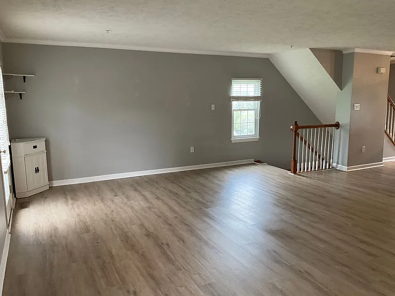 1049 Royal Dr — Photo 11