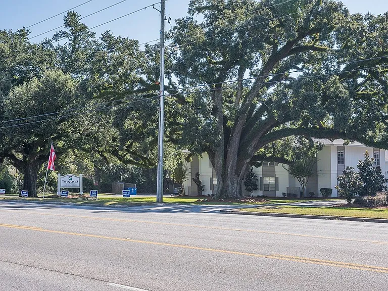 Twin Oaks Apartments — Photo 24