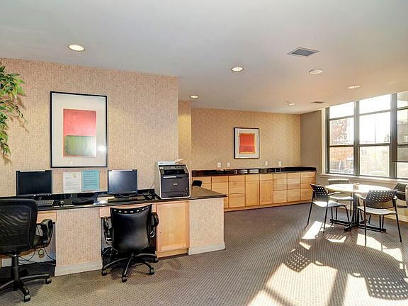 2020 Lofts - Business Center