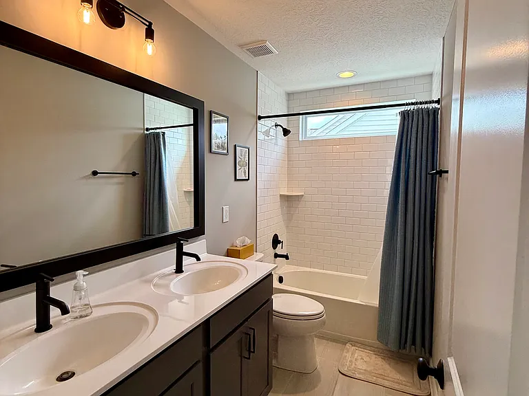 Secondary full bathroom