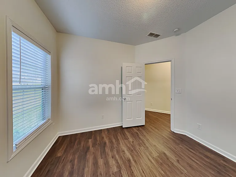 805 Lincoln Sq — Photo 16