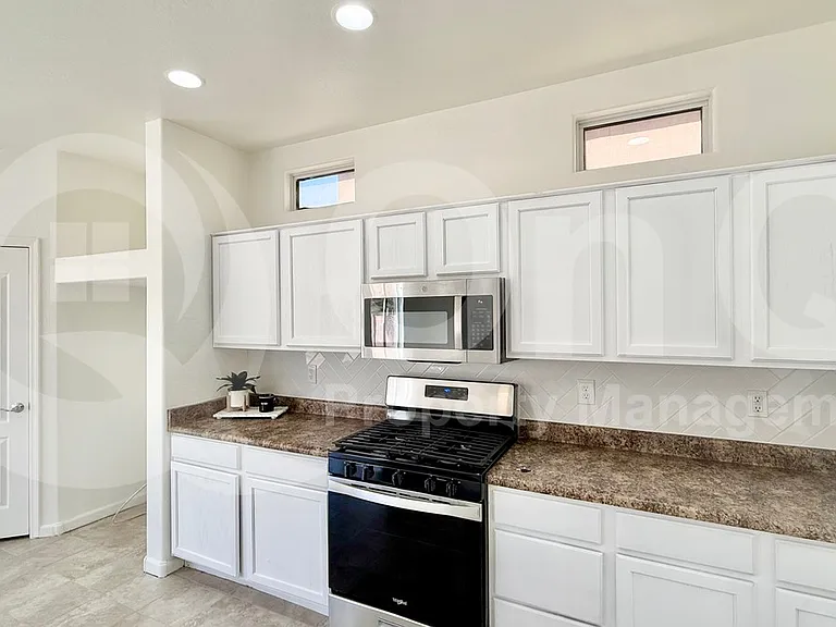 1613 S 174th Ln — Photo 4
