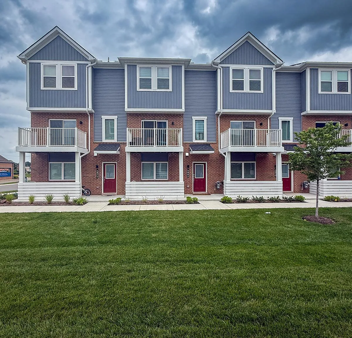 3 bed, 2.5 bath, 1644 sqft, $2,600 — Photo 1