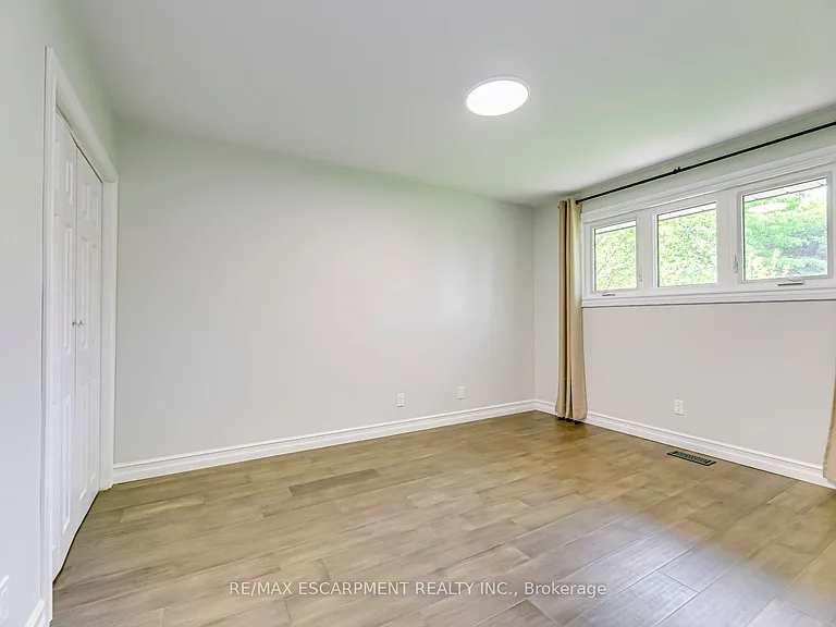 356 Dunlop Cres — Photo 18