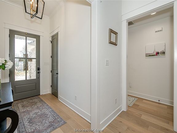 3rd image of 3317 Stoneleigh Rd