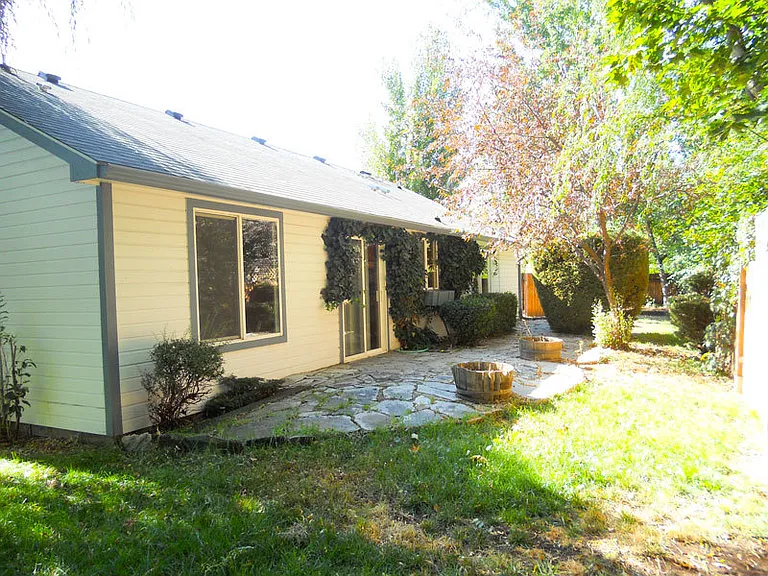 2324 N Pilgrim Pl — Photo 8