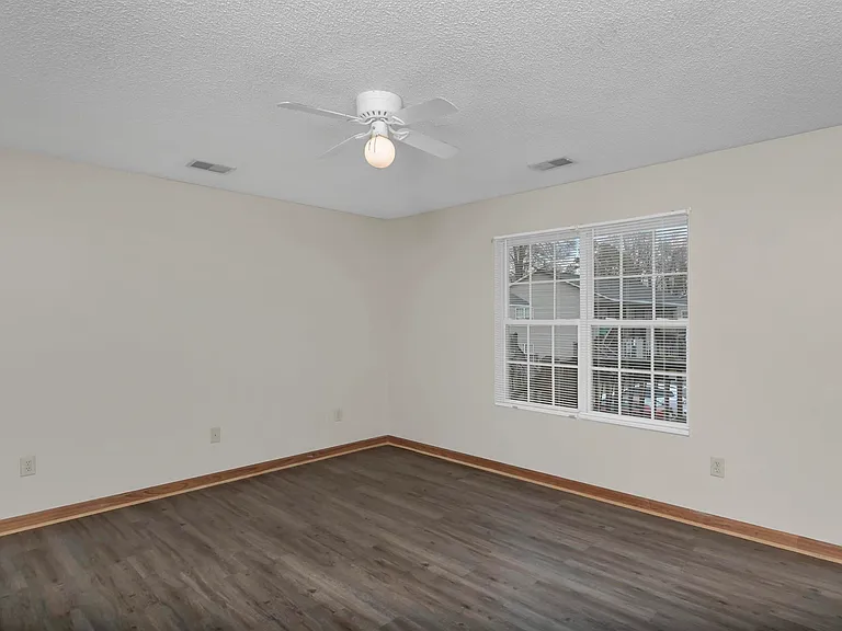 122 Hazelwood Ct — Photo 8