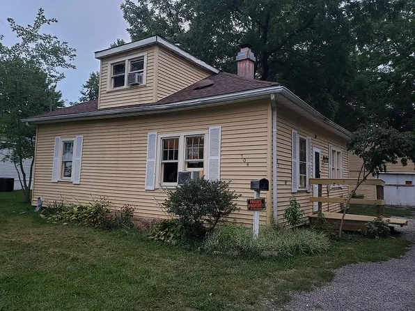 704 Cherry St, Pana, IL 62557
