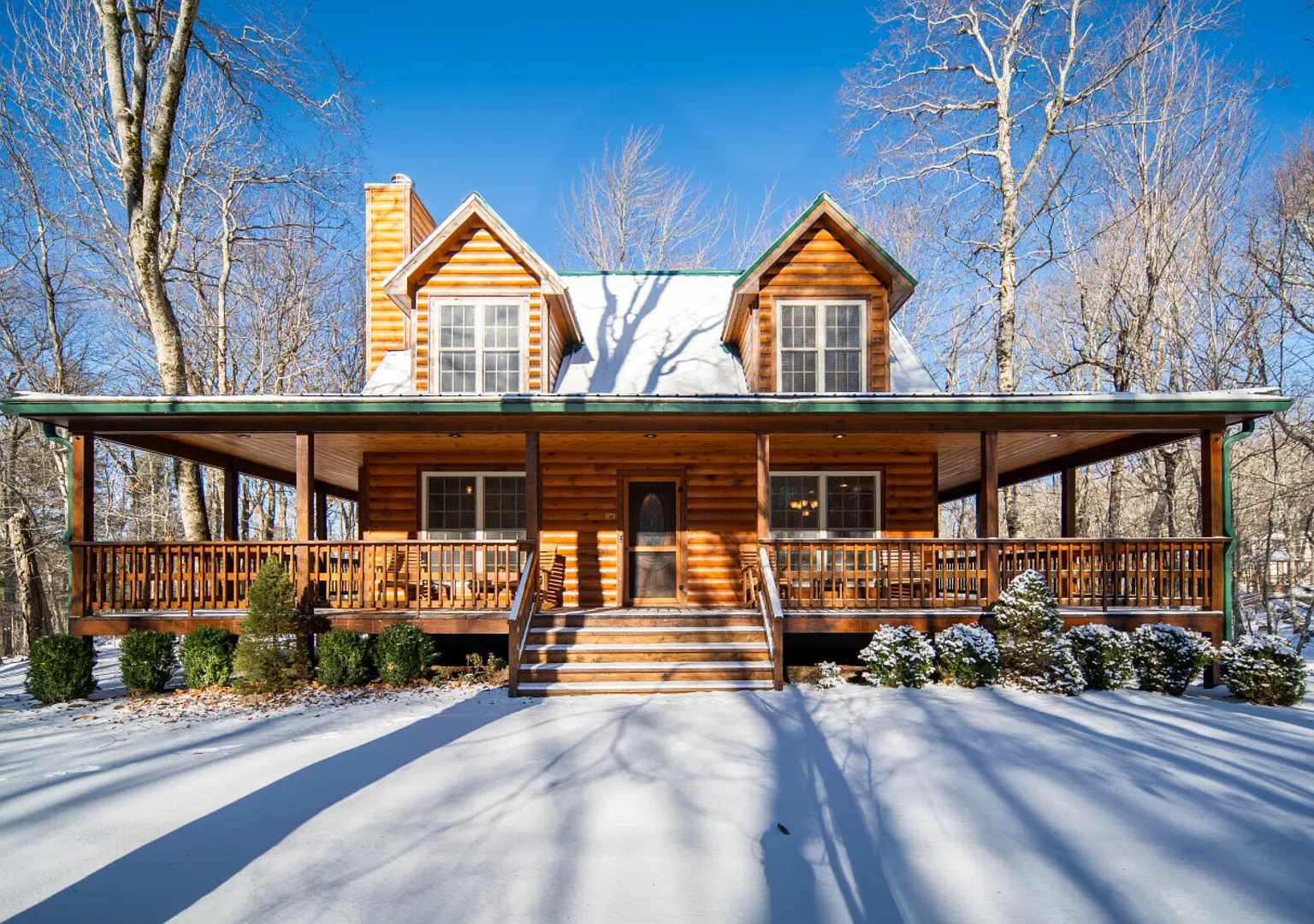 Log Cabin, Close To Ski, Fireplace, Lot of Parking — Photo 1