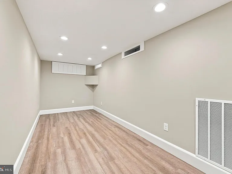 2337 E Fletcher St — Photo 22