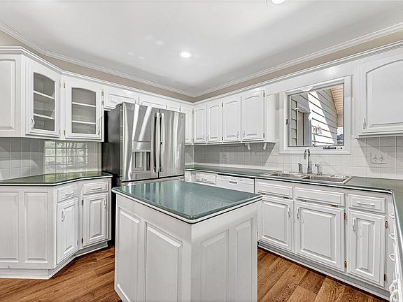2nd image of 4 Taylor Dr