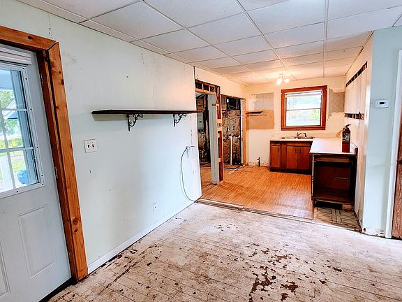5th image of 2041 Cass St