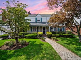 17 Dogwood Ave, Malverne, NY 11565