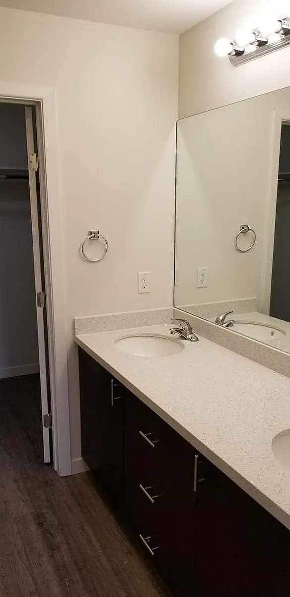 Building Photo - 200 S Alex Ave #7