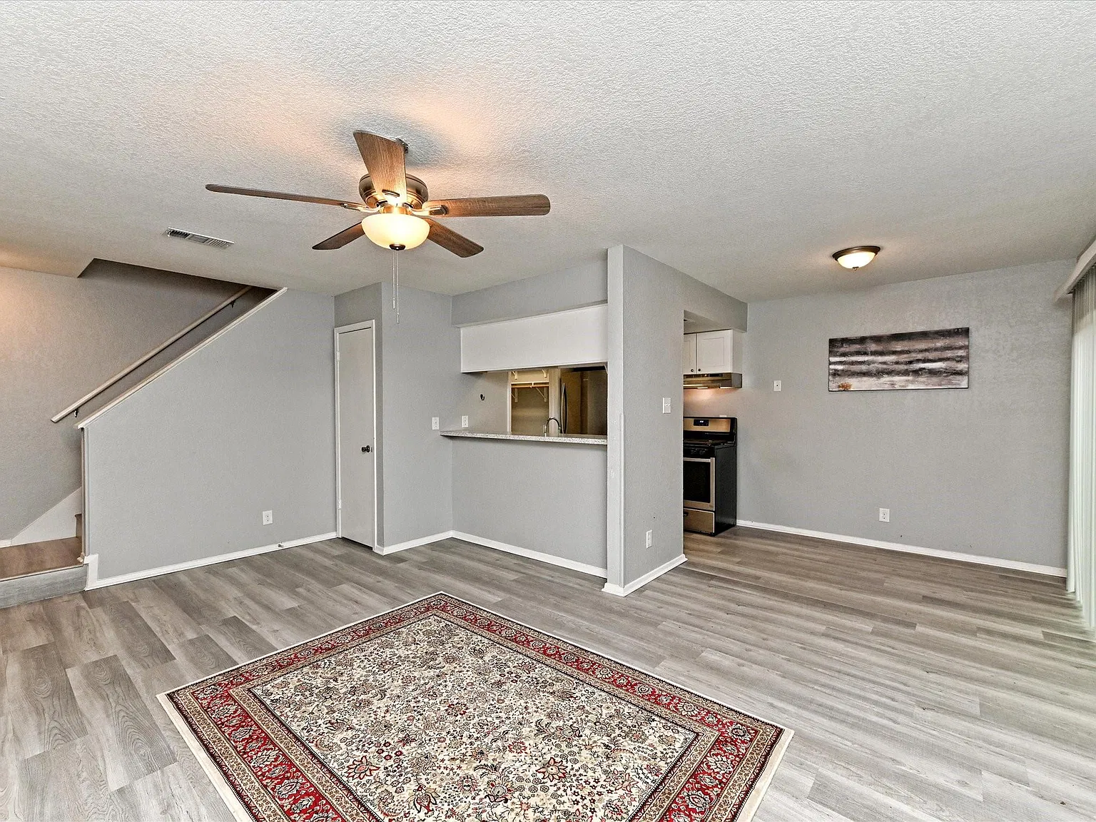 2 bed, 1.5 bath, 979 sqft, $1,475 — Photo 2