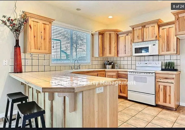 828 W Rollins St — Photo 8