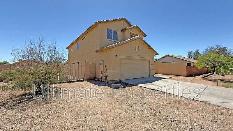 4 bed, 2.5 bath, 2119 sqft, $2,195 — Photo 3