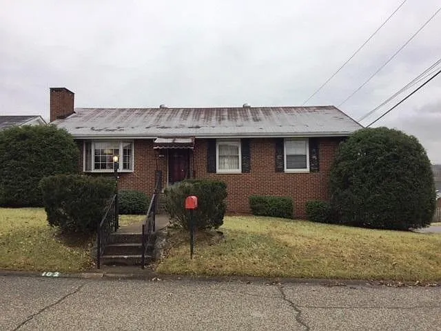 102 Willoughby Ave photo 1